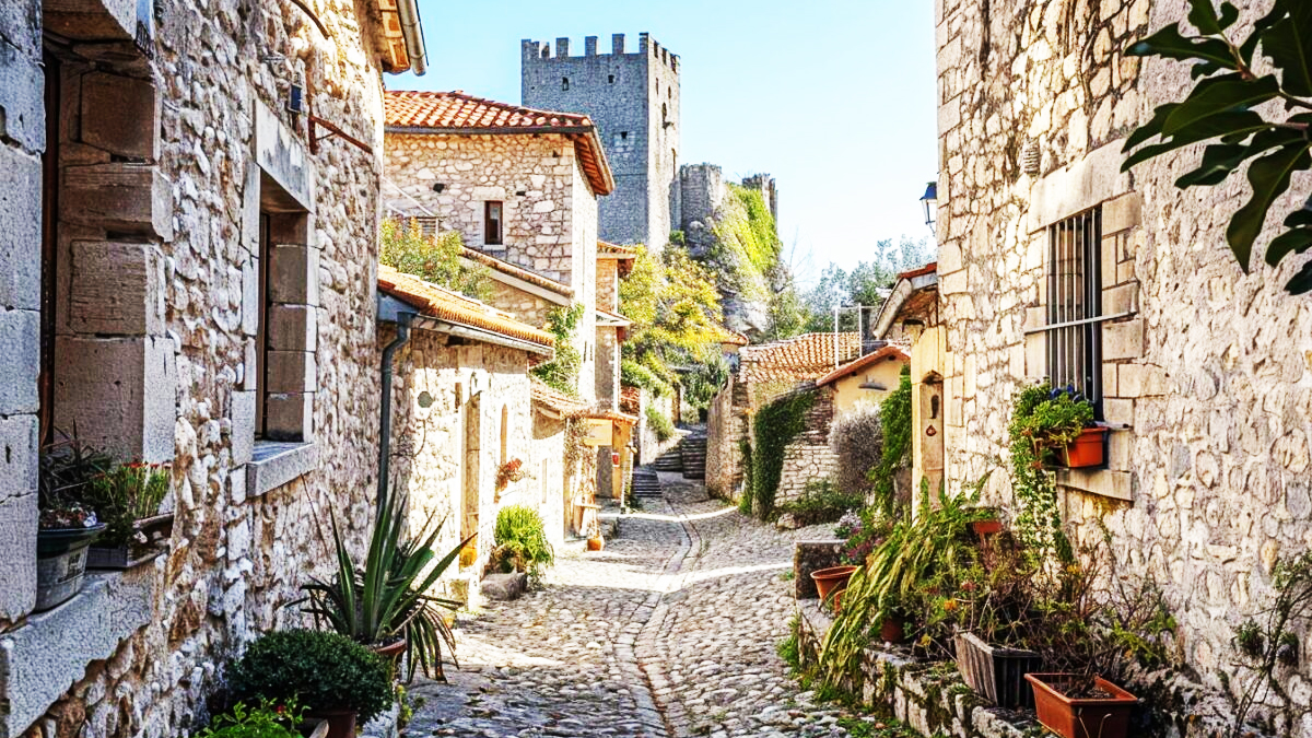 Les secrets bien gardés d'Entrevaux : un village médiéval où le temps  semble s'être arrêté