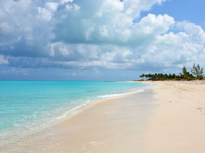 La plage d'eau chaude de Grace Bay dans l’île de Providenciales, aux îles Turquoises (Turks et Caïcos).