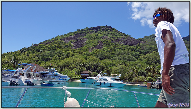 12/12/2021 : arrivée dans le minuscule port artificiel de l'île Silhouette et installation dans notre superbe petit hôtel, La Belle Tortue  - Seychelles