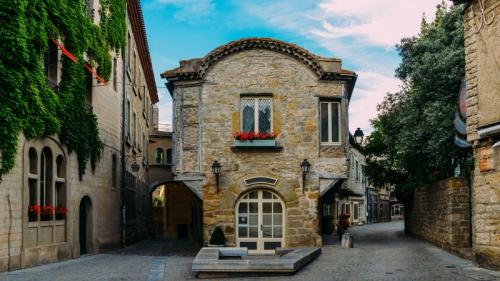 Carcassonne (Aude) : ville basse et basilique de la cité médiévale