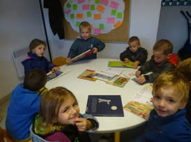 Les maternelles en sortie à la bibliothèque