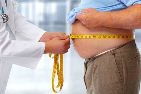 Selon l’OMS, une personne est considérée comme obèse lorsque son indice de masse corporelle ou IMC dépasse les 30 kg/m2. Au-delà de 35, on parle d’obésité sévère. © Kurhan, shutterstock.com