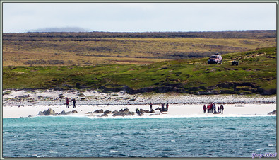 Vue panoramique lors du mouillage de l'Austral devant la plage de Volunteer Point : le paysage est désolant, que venons-nous faire ici ? - Falkland Islands, Iles Malouines, Islas Malvinas