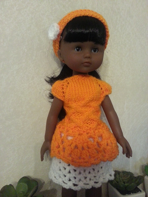 Tunique orange et jupe blanche pour Anita