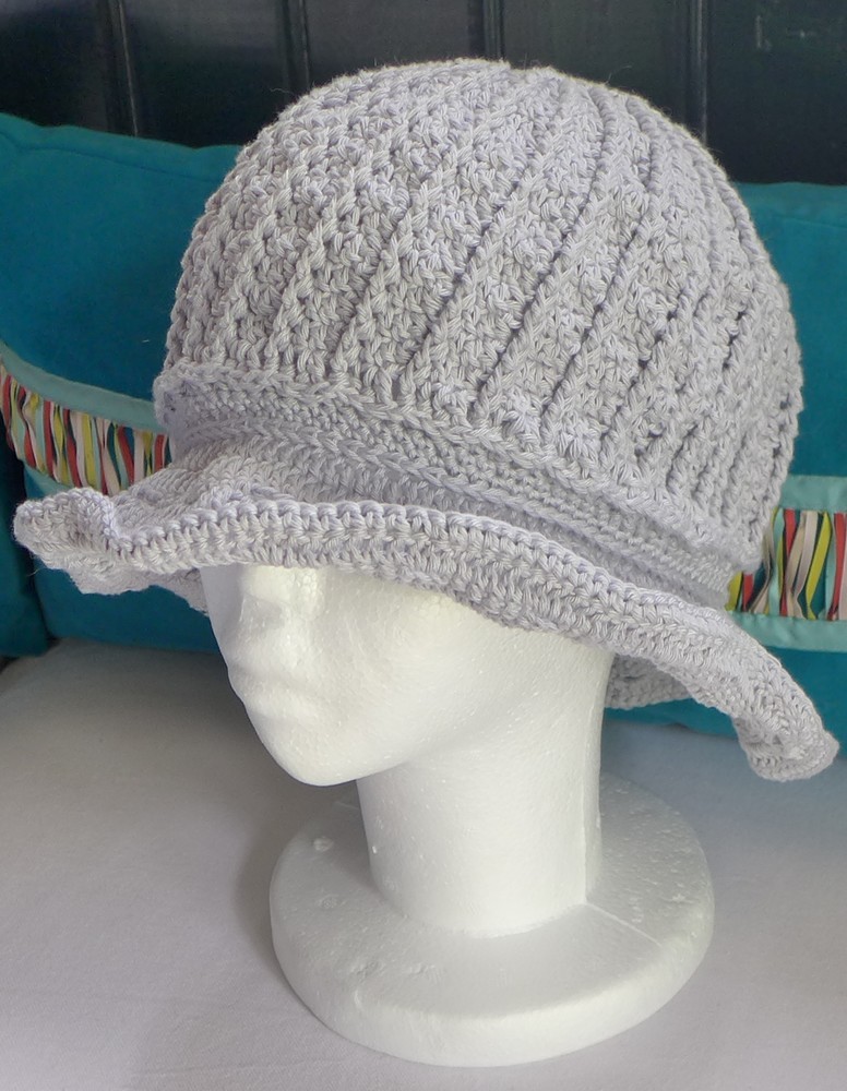 Un chapeau gris perle, en coton...