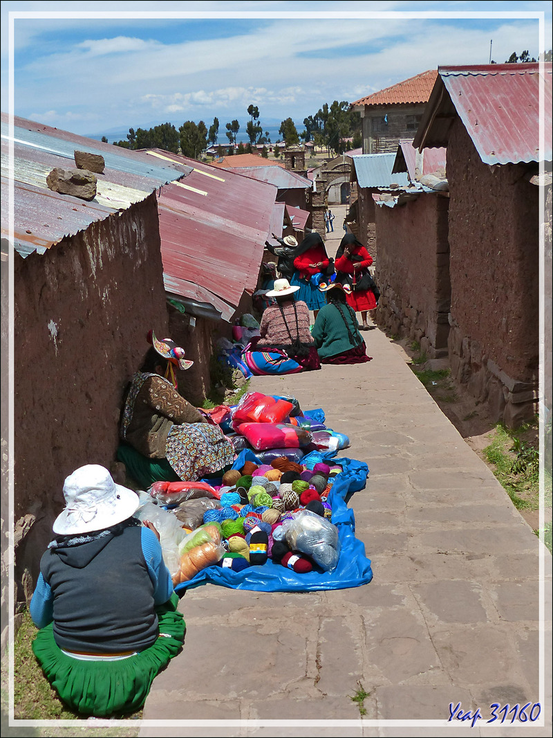 Ruelle commerçante de Huillanopampa - Île Taquile - Lac Titicaca - Pérou