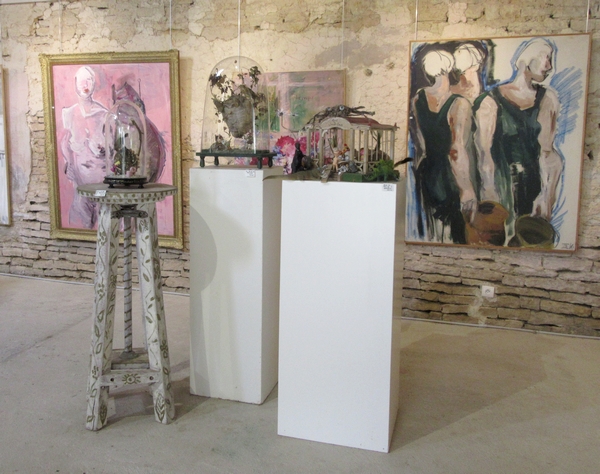 Karin Neumann expose actuellement ses peintures et ses installations, rétrospective de son travail  depuis qu'elle vit dans le Châtillonnais,  à Nesle et Massoult