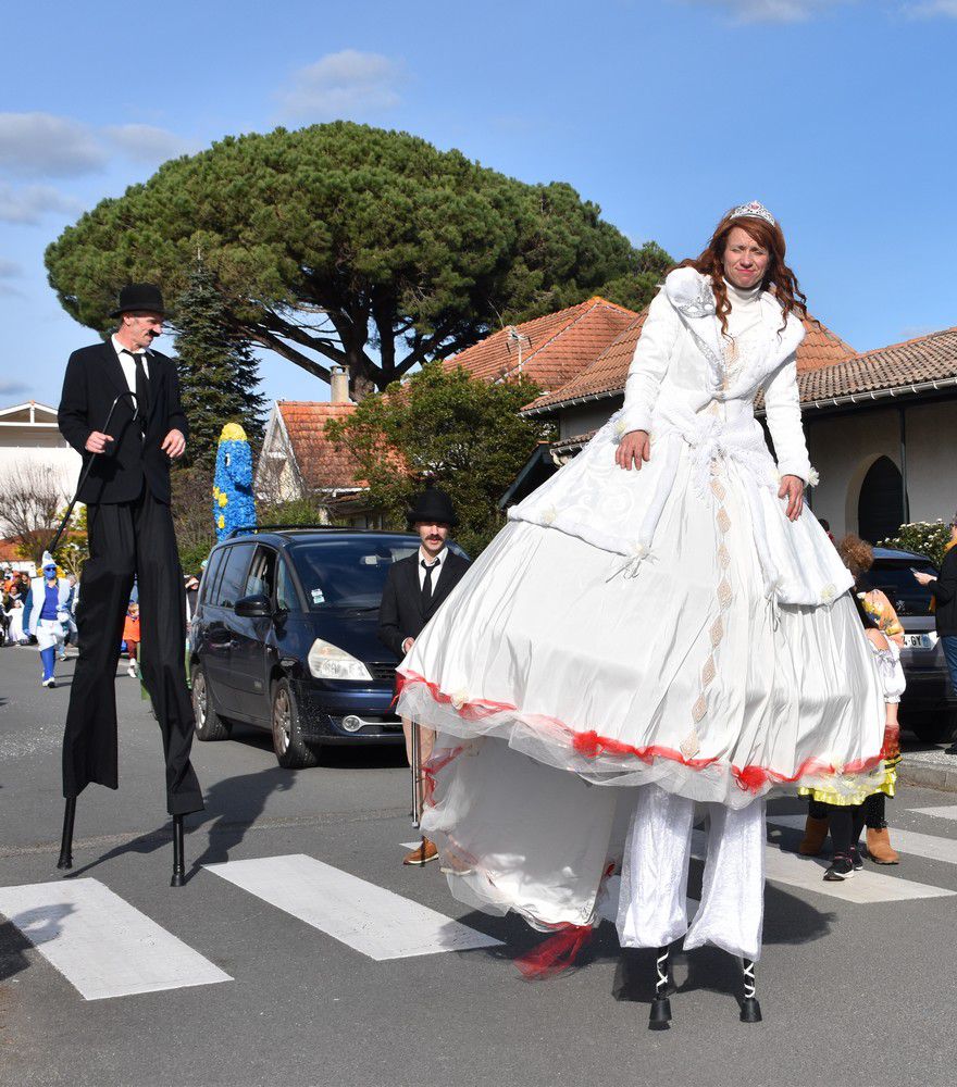 Le Carnaval d'Arès - danseuses, fanfare et échassiers... 