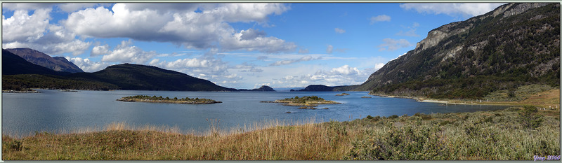 Vue panoramique sur Bahia Lapataia, avec, au loin, les sommets enneigés de l'Isla Navarino (Chili) - Terre de Feu - Argentine