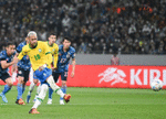 Neymar qui tire un penalty pour le Brésil
