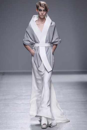 gareth-pugh-white-and-silver-dress-collection-by-Paris-Fashion-Week-2014-9