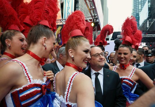 POOL / REUTERS François Hollande visitait une foire du "French savoir-faire" sur Broadway à New York le 27 septembre 2015. Il y a croisé 17 danseuses du Moulin rouge en tenues tricolores de french cancan.