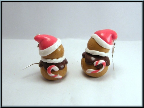 Boucles religieuse au chocolat en habit de Noël en fimo.