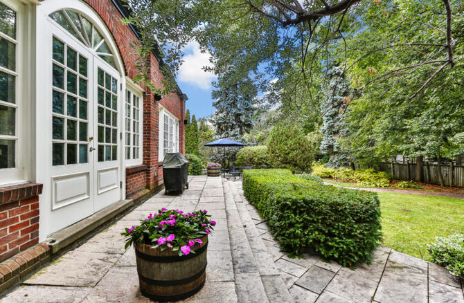 Annonce dans le Toronto Life : Broadway legend Colm Wilkinson is selling his Rosedale mansion