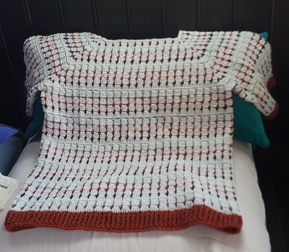 Une blouse &quot;damiers&quot; au crochet...