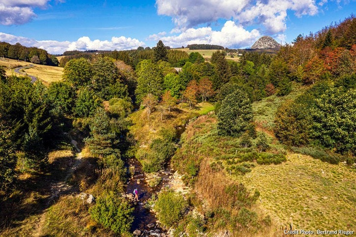 Panorama sur le mont Gerbierde- jonc depuis le GR7, dont une partie suit la ligne de partage des eaux.