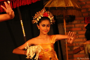 Les danseuses et danseurs de la troupe balinaise de Sebatu