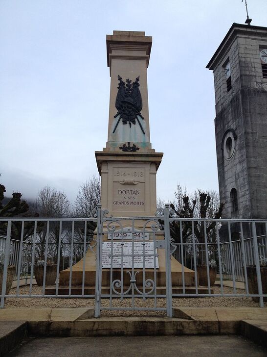 Monument aux morts de Dortan - 2.JPG