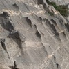 Dans la descente, rocher sculpté par l'érosion