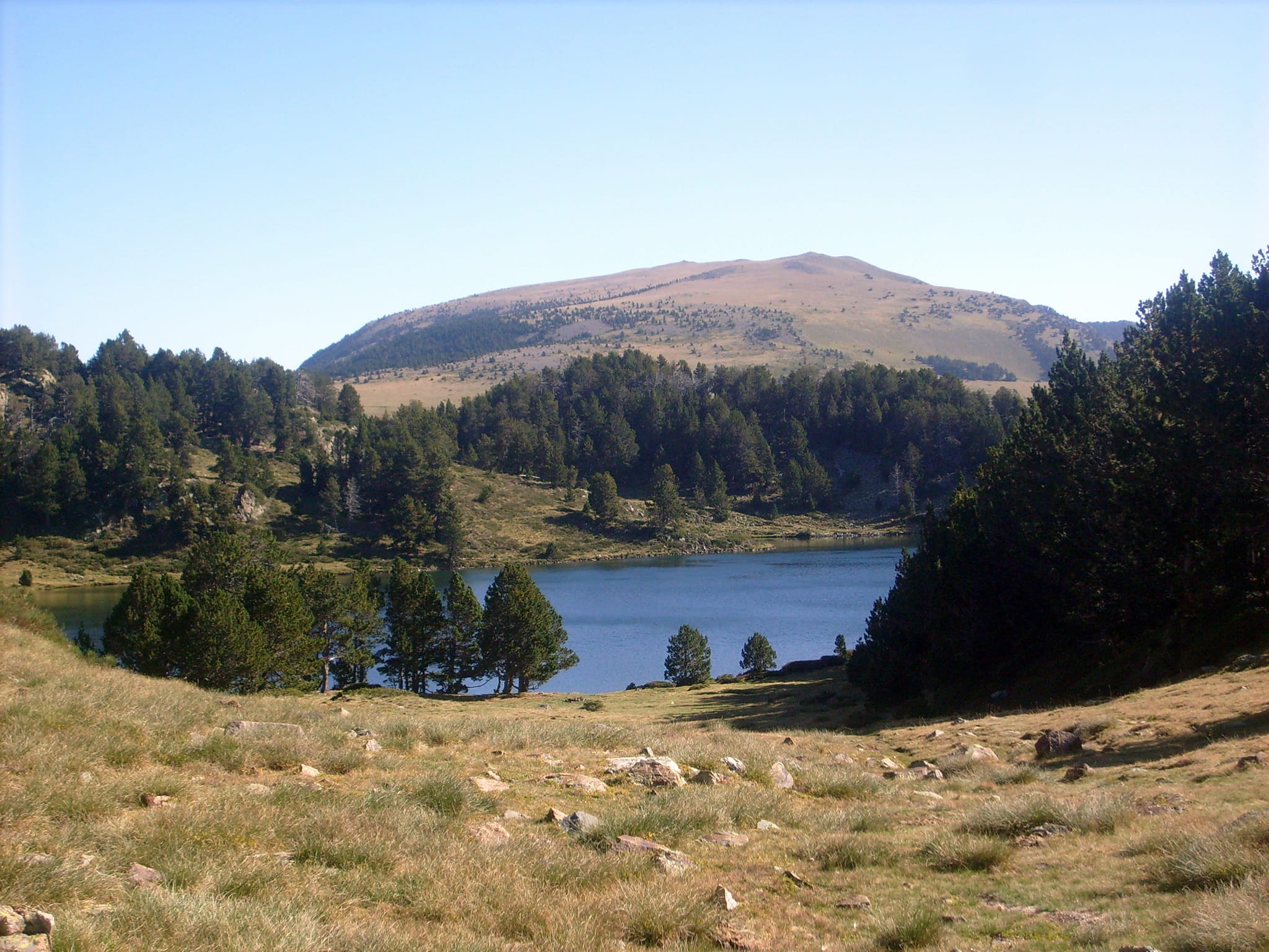 Peut être une image de cratère, lac, montagne et herbe
