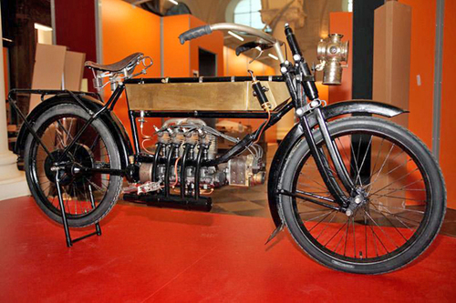 Une moto au musée - Lapin voyage - Charlie-Cabu