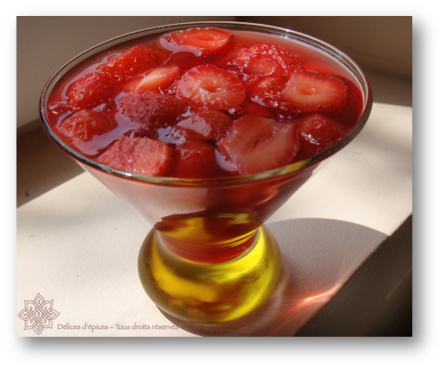 Agar agar de fraises à l'hibiscus et au sirop de coquelicot