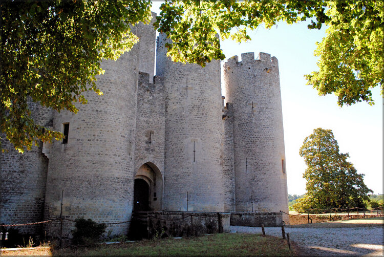 Coté médiéval du château de Roquetaillade (Gironde)