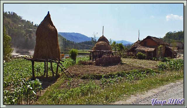 Blog de images-du-pays-des-ours : Images du Pays des Ours (et d'ailleurs ...), Entre Katmandou et Pokhara: vieilles maisons vues de la voiture (Photos recadrées) - Népal