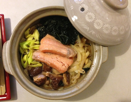 SAKE NO SUKIYAKI-DONABE (鮭のすき焼き 土鍋) - Marmite de nouilles en bouillon doux avec au Mentsuyu avec saumon mariné au Mishio-kōji, Shiitake et Wakame
