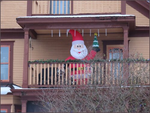 Le Roi de Noël,est déjà au balcon.....