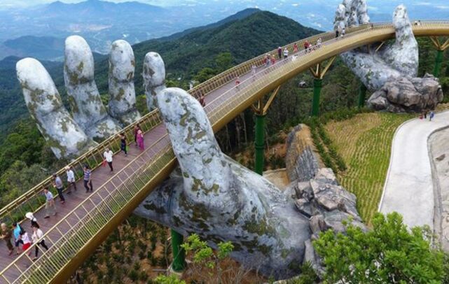 Au Vietnam, ce pont spectaculaire est soutenu par deux mains géantes en  béton