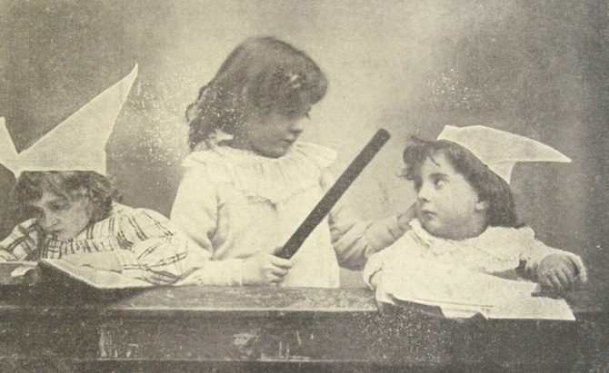 Les p’tites filles punies du bonnet d’âne (CPA datée 1904. Éditée par E. D. B.)