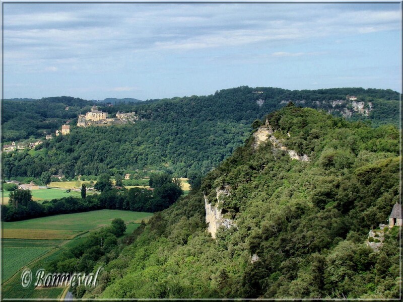 Les Jardins de Marqueyssac Dordogne du Belvédère vue sur le château de Castelnaud