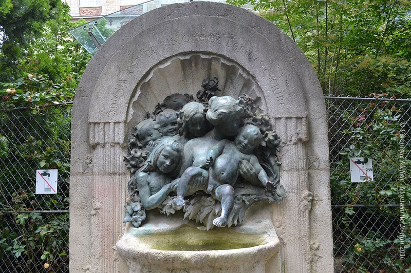 Montmartre : La fontaine des Innocents de Emile Derré - Square Louise Michel