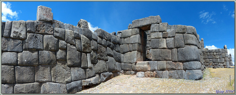Portes trapézoïdales trouant les remparts de la forteresse Sacsayhuamán - Cuzco - Pérou