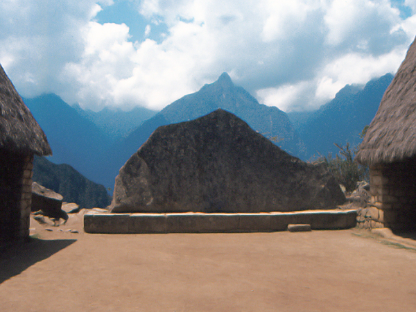 Roca Sagrada (Roche sacrée) avec la montagne Yanantin derrière - Machu Picchu - Pérou