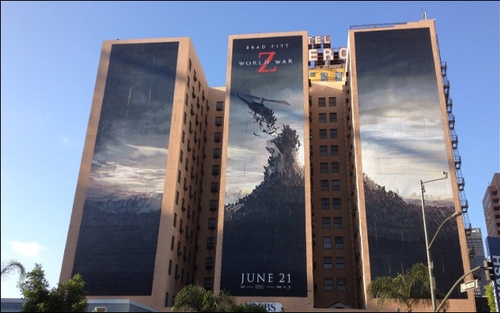 World War Z : l'affiche gigantesque du film sur un grand hôtel