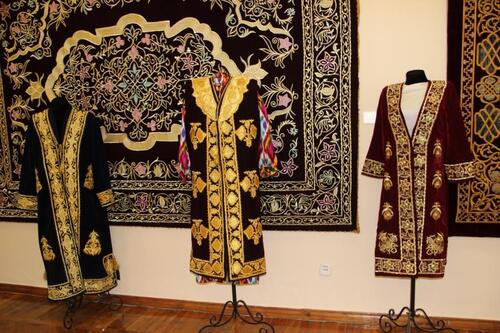 Le musée des arts appliqués de Tashkent : calottes, colliers et manteaux