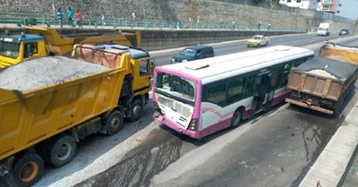 Accident: un bus de la Sotra coincé entre 2 gros camions sous l'échangeur de la Riviera 2 | Actualité Ivoire - Infos