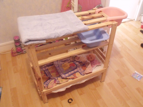 transformation d une étagère en meuble a poupon