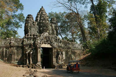 Blog de images-du-pays-des-ours :Images du Pays des Ours (et d'ailleurs ...), Cité Royale d'Angkor Thom: porte d'accès - Cambodge