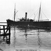 Cargo ortant au début du chenal, 1910