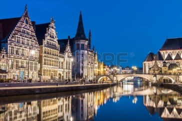 Pittoresques bâtiments médiévaux surplombant la "Graslei port" sur la rivière Lys dans la ville de Gand, en Belgique, en Europe. Banque d'images - 25022610