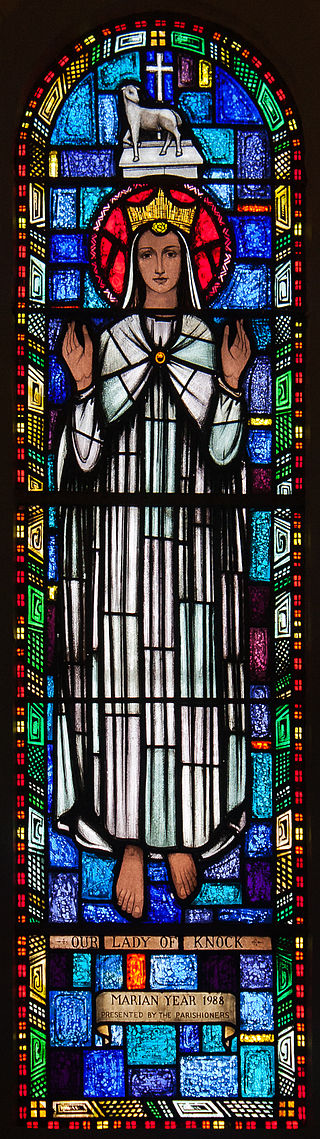 Vitrail de Notre-Dame de Knock dans l'église Saint-Pierre-et-Saint-Paul de Clonmel (Irlande).