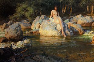 Le décor de la peinture est une petite cascade qui circule dans une forêt. Au centre de la peinture, une femme nue est assise sur une pierre et ses pieds touchent à peine l'eau.