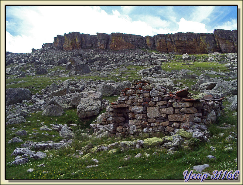 Ruines d'un abri de berger - Mondotò - Massif du Mont Perdu - Aragòn - Espagne