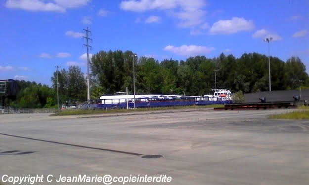 Airbus 380 a Langon,chargement d'une aile de l'avion sur une plate forme afin de l'accrocher au camion prêt a partir pour Toulouse