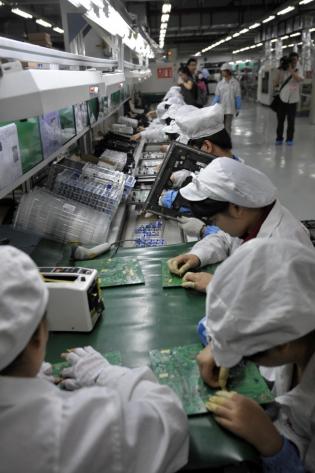 Sur une chaîne d'assemblage de l'usine FoxConn de Shenzhen, le 27 mai 2010