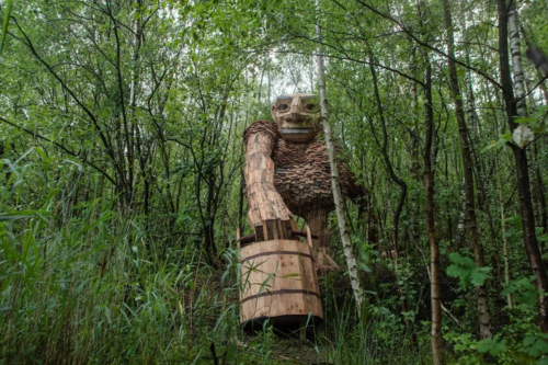 L'artiste Thomas Dambo a fabriqué 7 géants en bois qu'il a cachés ...