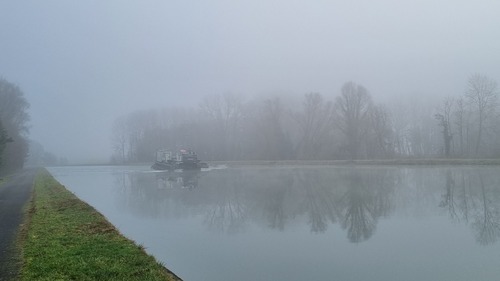 Un bateau dans le brouillard